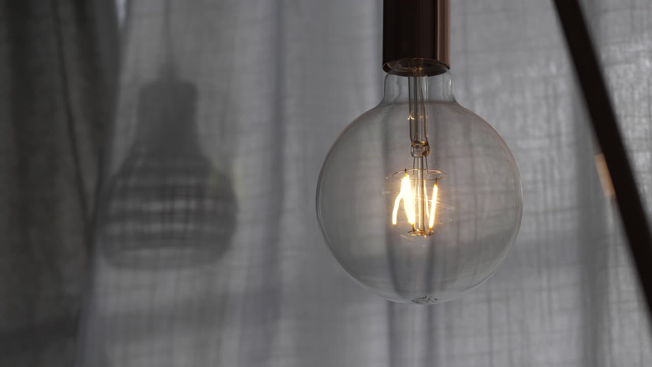 lámpara interior de casa moderna encendida en la toma de movimiento de la cámara