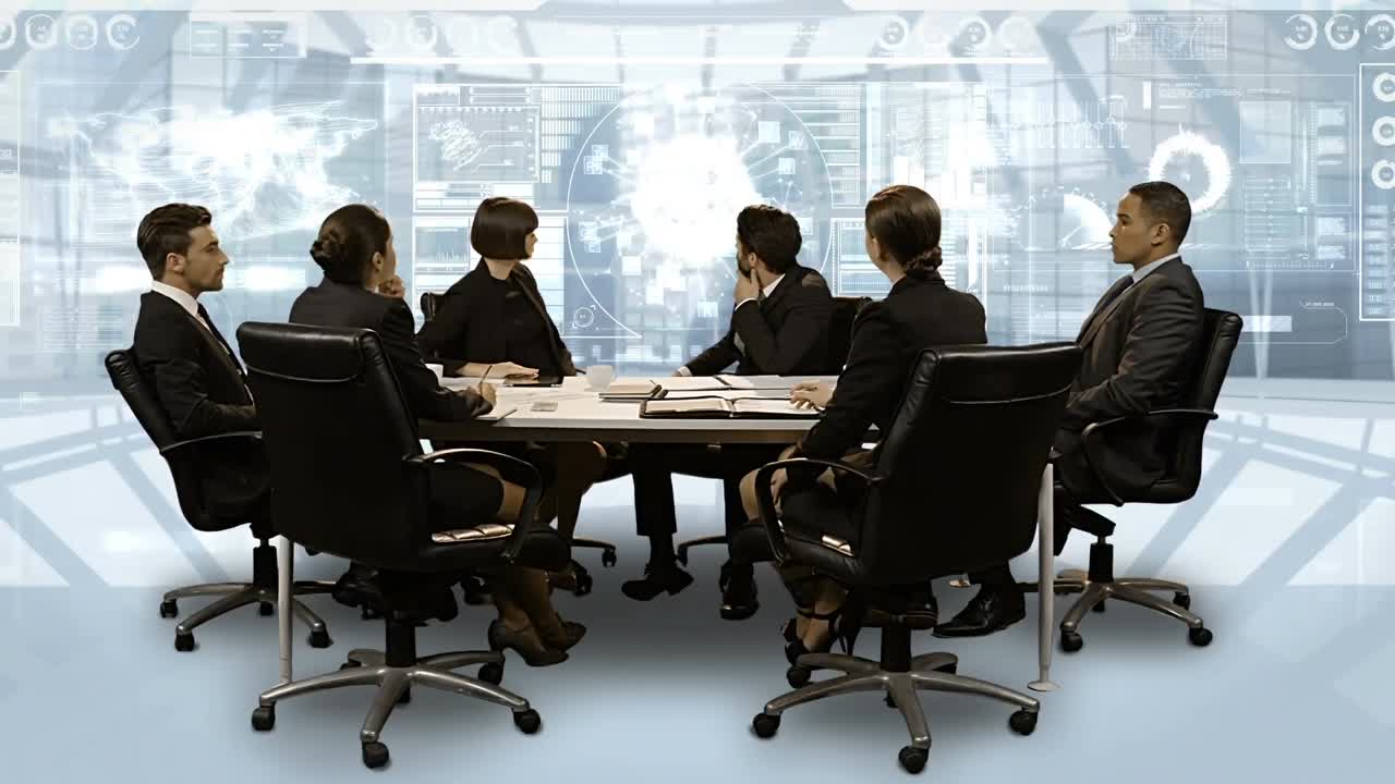 비즈니스 사람들이 회의를 하는 동안 디지털 인터페이스를 보고 있습니다.