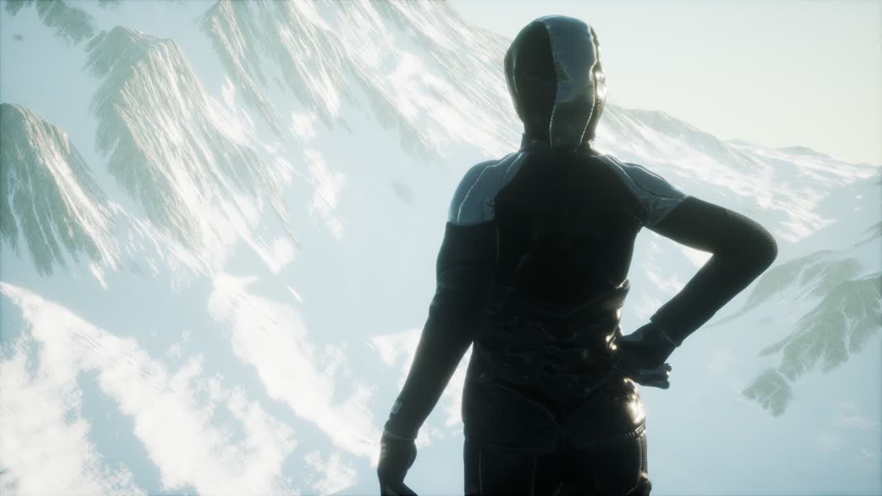 산에서 따뜻한 옷을 입은 눈에 서 있는 여자