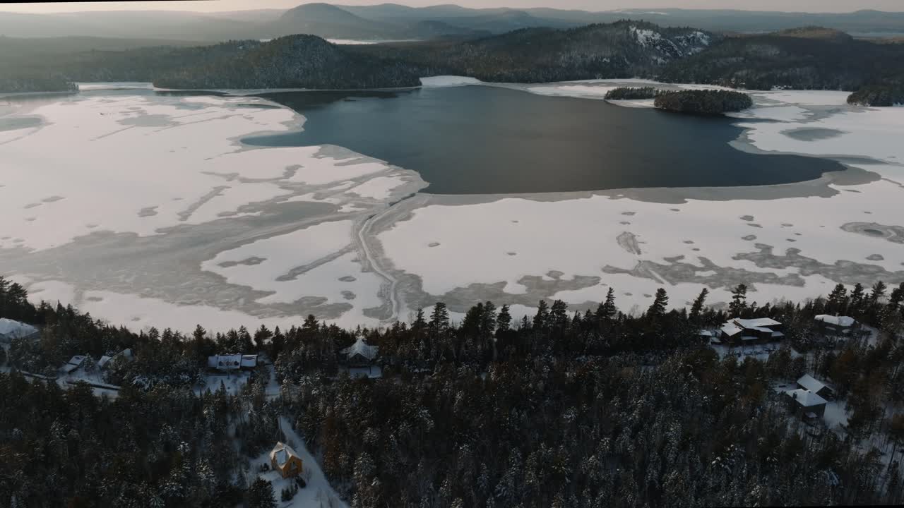 озеро бромптон зимой с замерзшей водой и заснеженными строениями в квебеке, канада