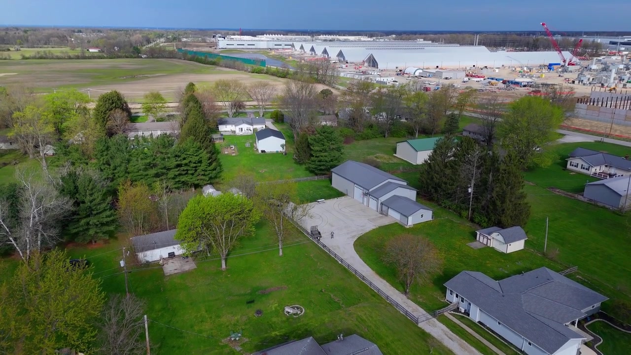 Bostadsområde som gränsar till massiv utbyggnad av datacenteranläggning i New Albany, Ohio, USA, flygvy