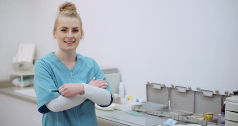 retrato de una doctora positiva en la clínica 1