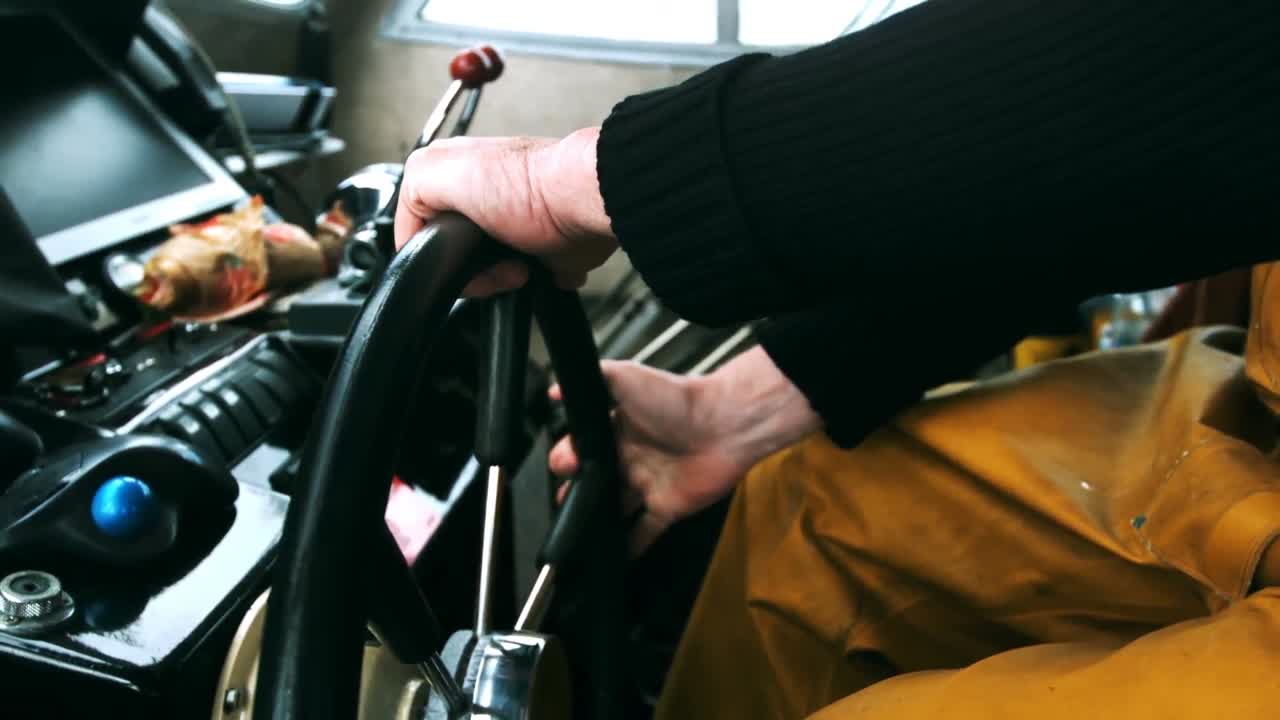 pescador que conduce un barco de pesca