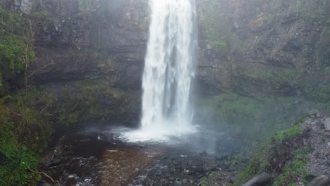 toma aérea de drones de cascada en gales del sur reino unido 4k