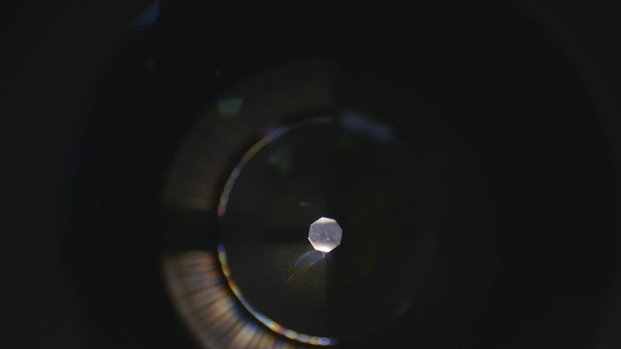 카메라 렌즈 개방 및 폐쇄: 전면 뷰 매크로