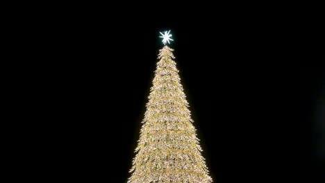 una instalación de árbol de navidad de oro para las festividades de navidad