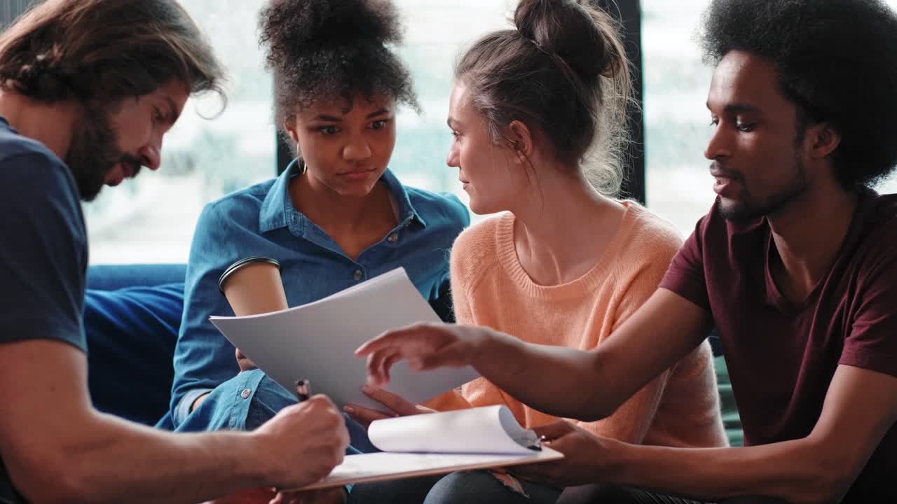 gerente masculino cantando los documentos