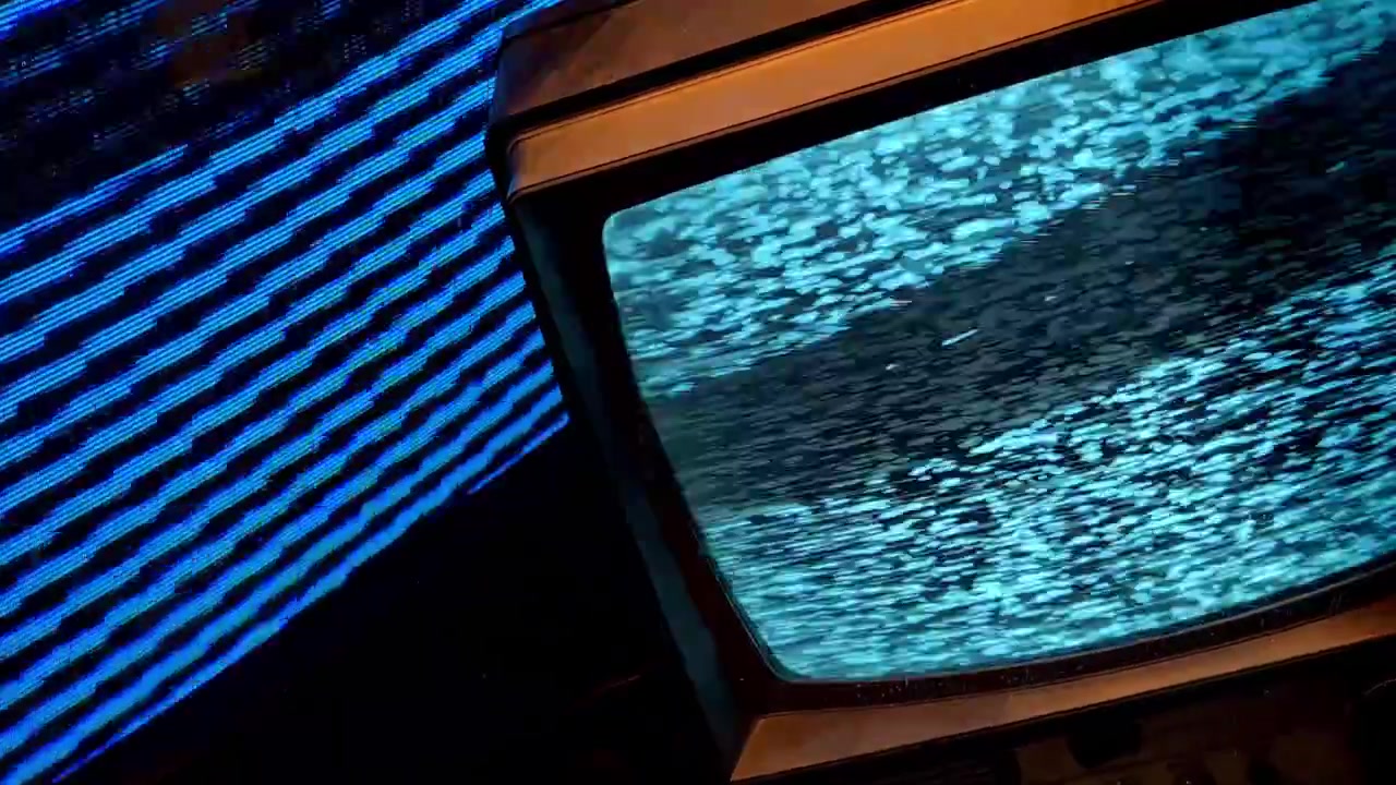Televizní šum na starém analogovém televizoru. Retro televize se špatným příjmem. Stará šumící televizní obrazovka. Chyba, televizní šum. Problémy se zkresleným signálem. Chyba, poškození videa. Retro styl 80. let.