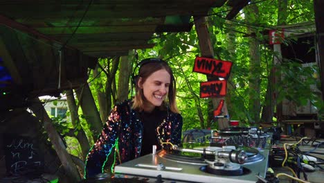 beautiful artist pallets fools the audience and shows the finger