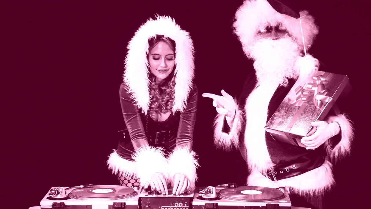 mujer en disfraz de navidad djing para la época de navidad discoteca disparar