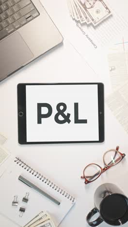 video verticale di p&l visualizzato su uno schermo tablet