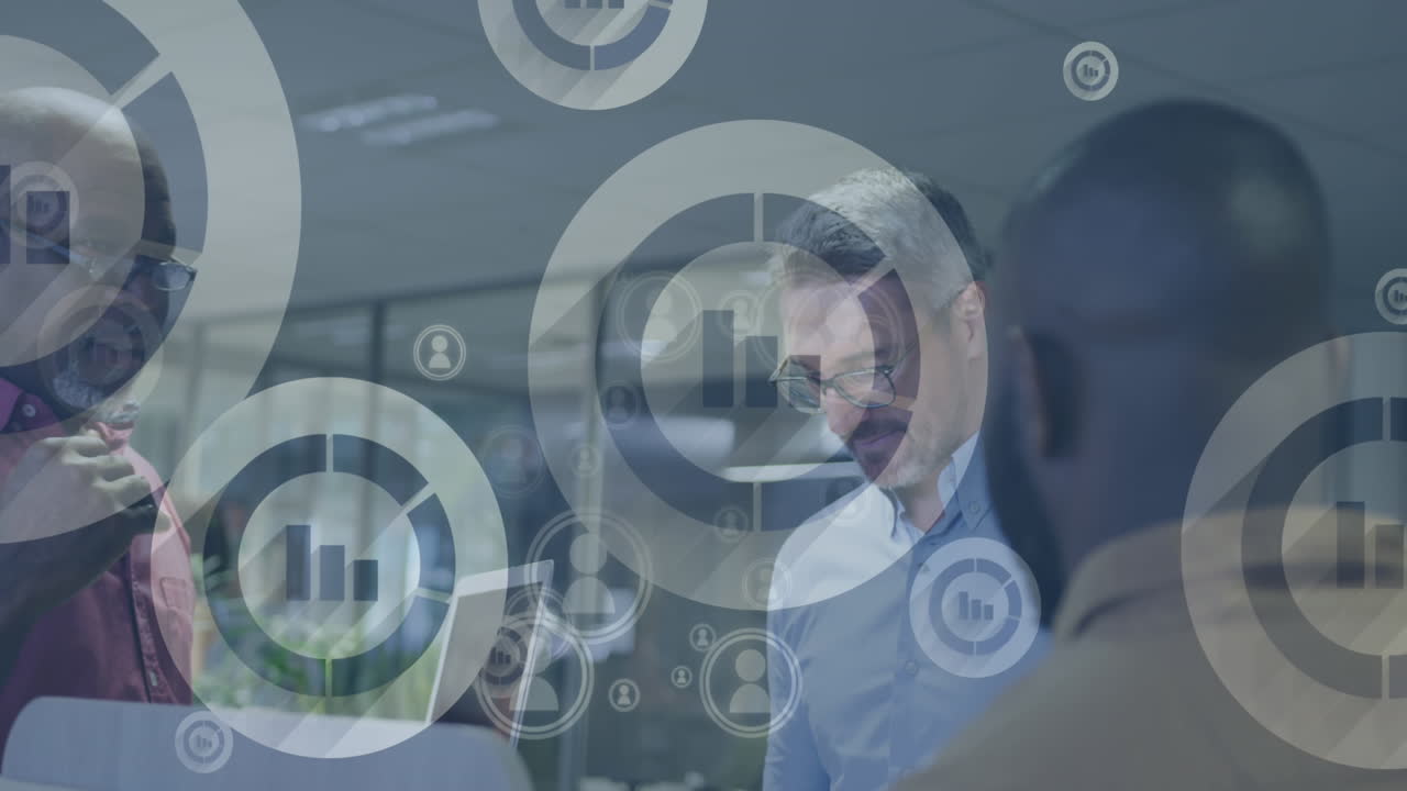 animación del procesamiento de datos financieros sobre diversas personas de negocios en la oficina