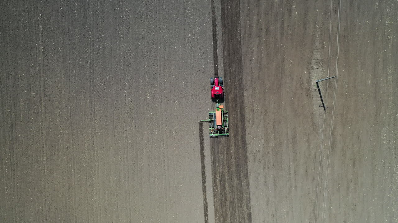 헝가리 위에서 촬영된 농장에서 운전하는 빨간 트랙터