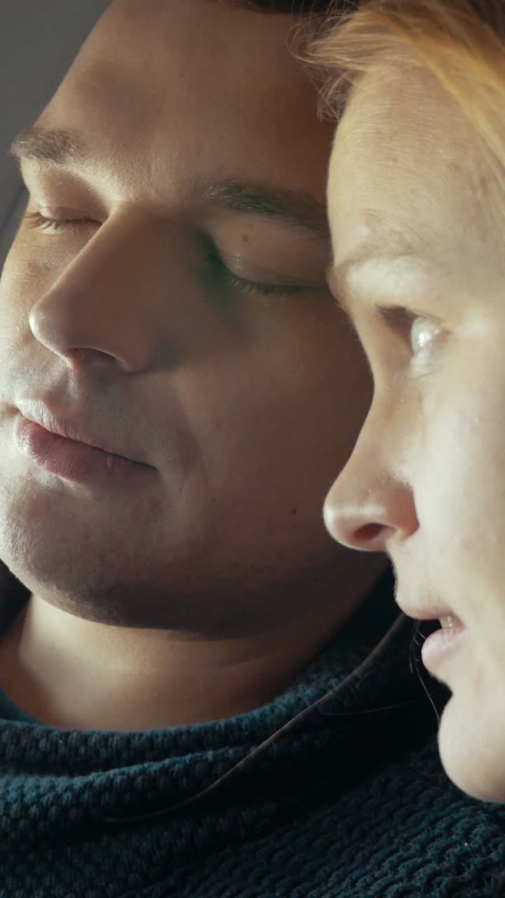 pareja durmiendo juntos