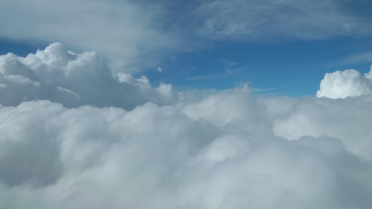 조종석에서 구름으로 날아가는 비행기