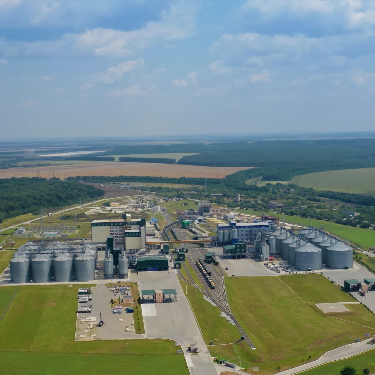 Industrielle Fabriklandschaften und Metalllagerhallen im Bau. Stahlarchitektur-Gebäudeumgebung