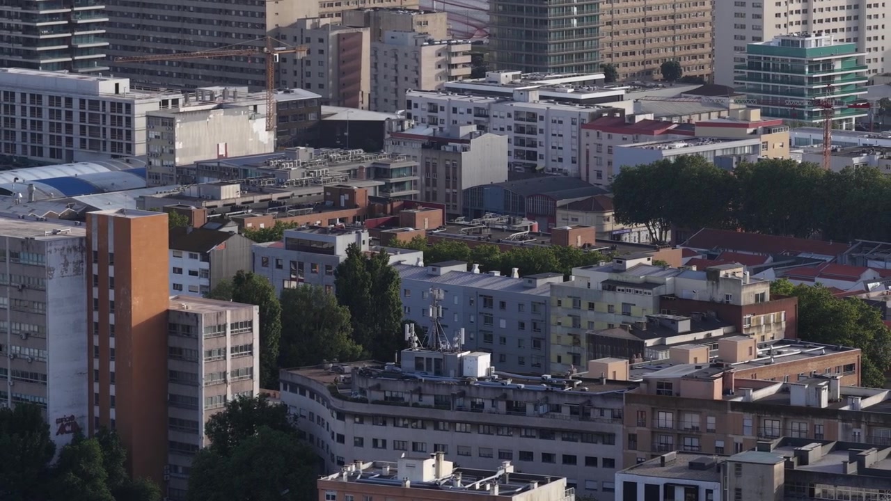 Atemberaubende Drohnen-Luftaufnahmen der Stadtsilhouette von Matosinhos und dichter Bebauung