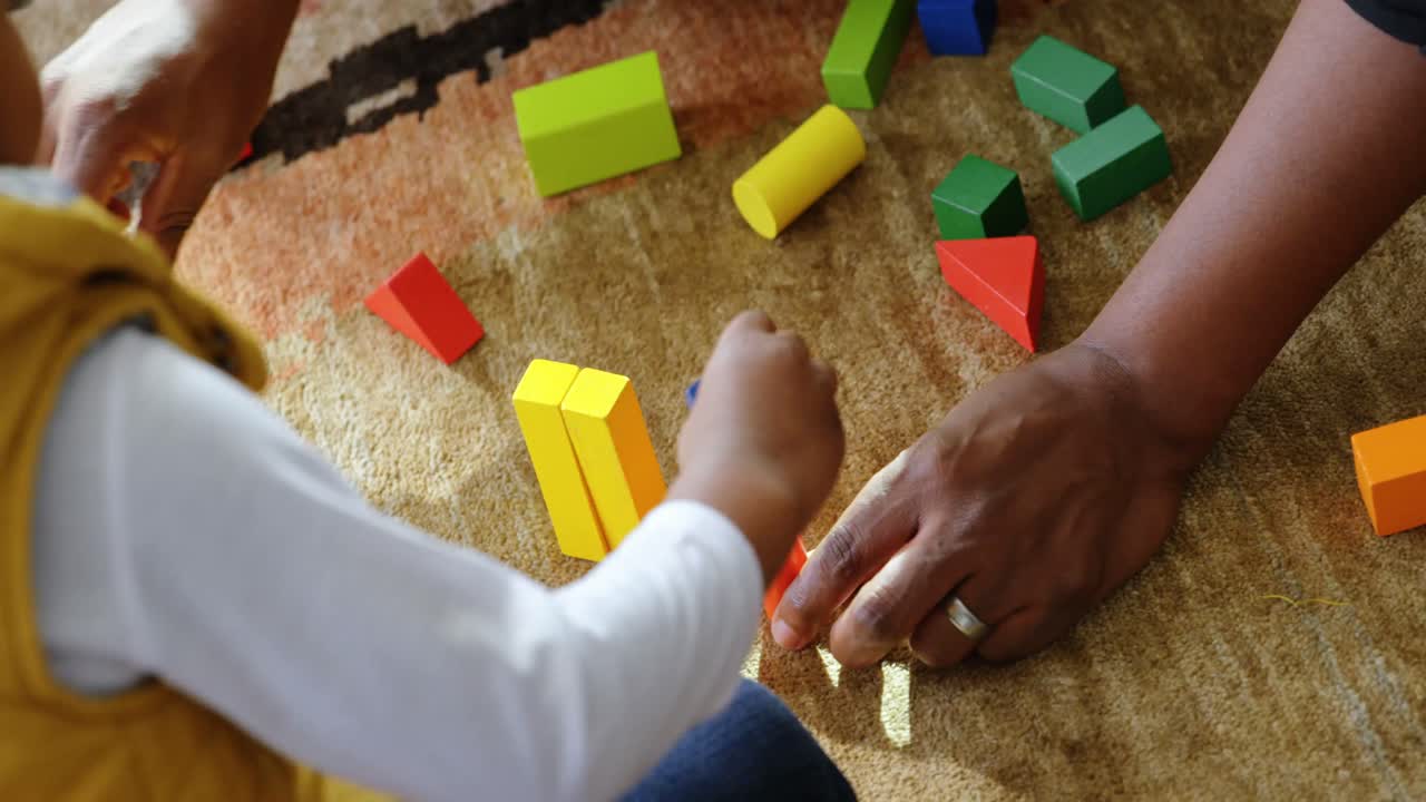 padre e hijo jugando con bloques de construcción en un hogar cómodo 4k