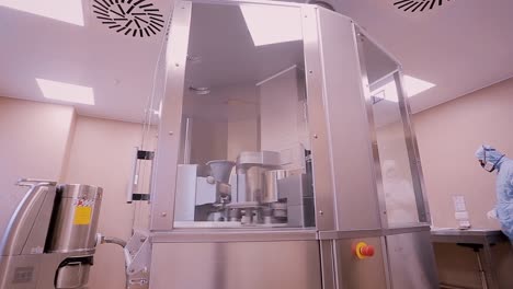 producción automatizada de pastillas en una instalación farmacéutica
