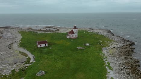 faro abandonado en una isla espeluznante, terranova, canadá, clip de drone 4k