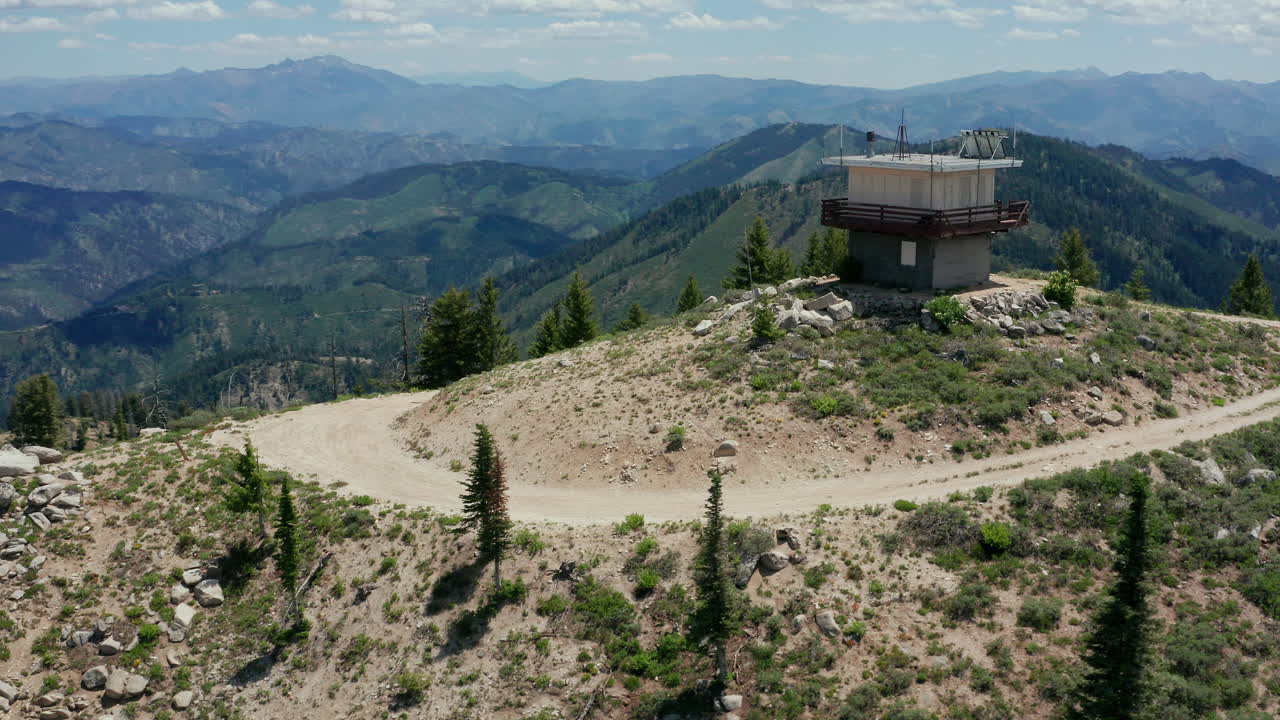 воздушная панорама до живописного здания для наблюдения за пожаром в национальном лесу