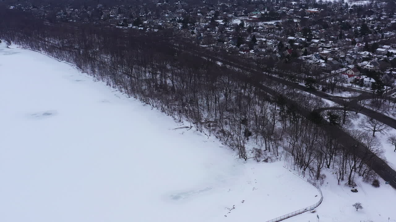 흐린 일출 동안 얼어붙은 호수 위에 무인 항공기에서 공중 보기