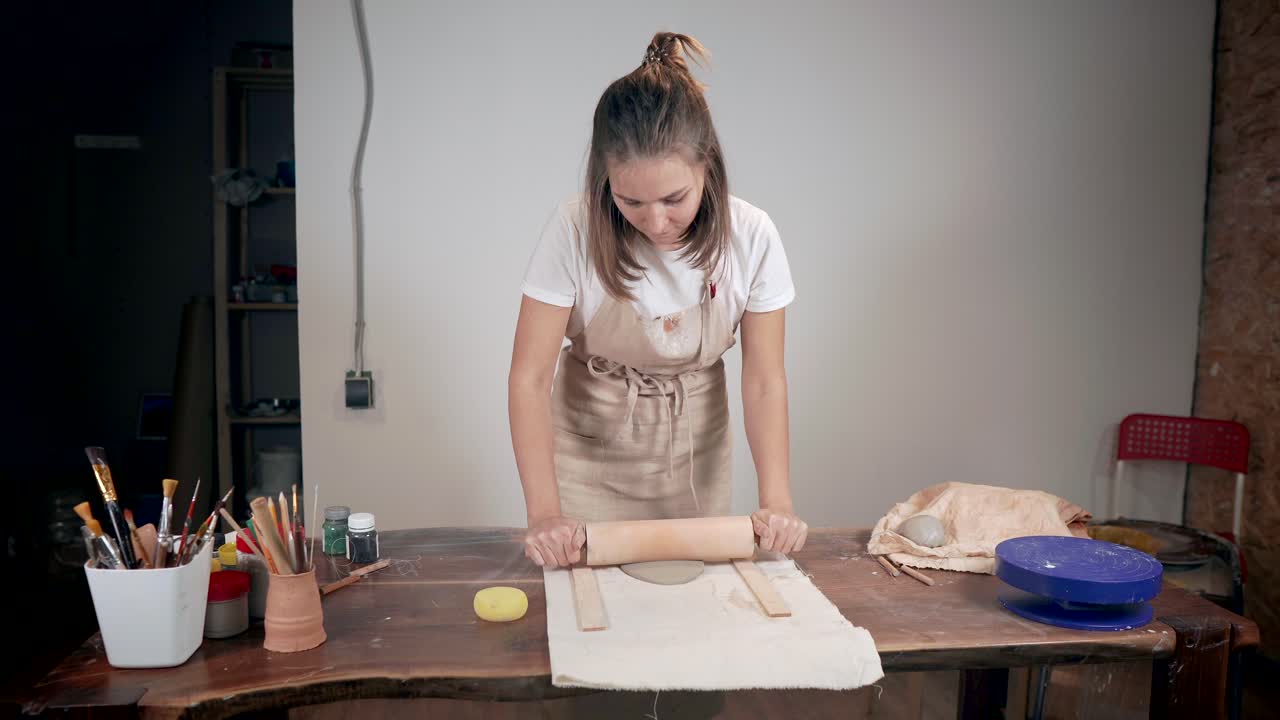 mujer creando cerámica