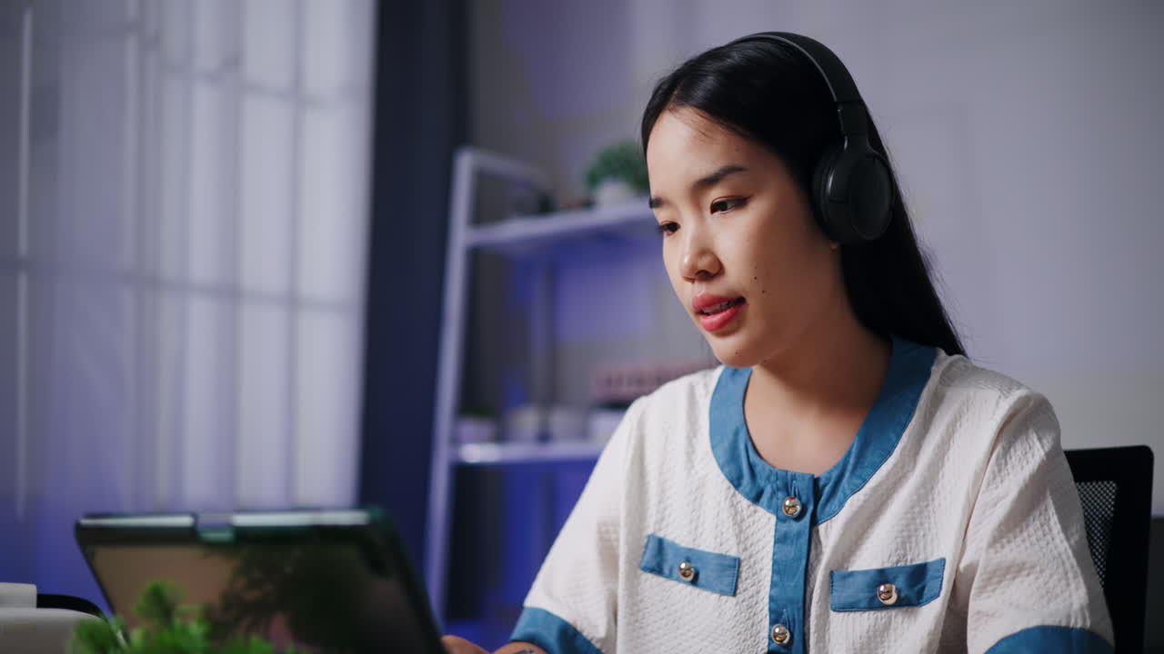 여성이 비디오 통화를 하고 있습니다.