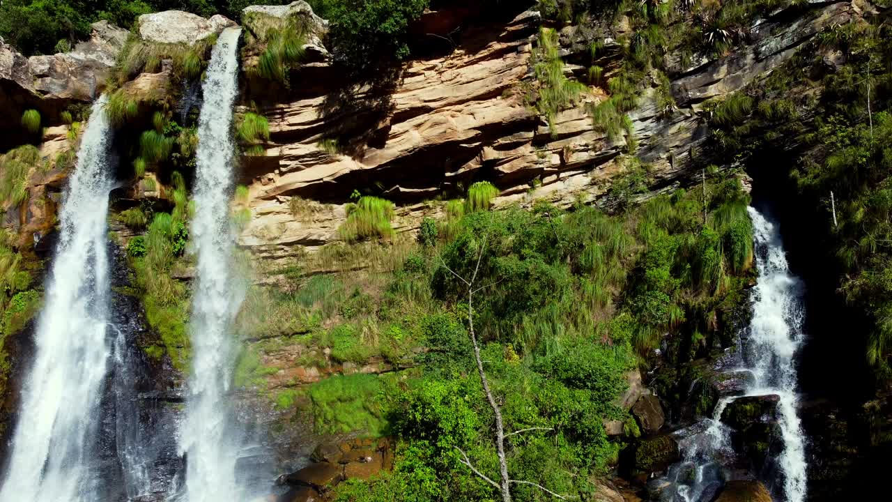 una cascada unica, tres lineas de agua vertical cayendo en un lugar llamado la pajcha de postrervalle, en santa cruz, bolivia, hermoso lugar para visitar, la entrada es libre y se puede acampar alli