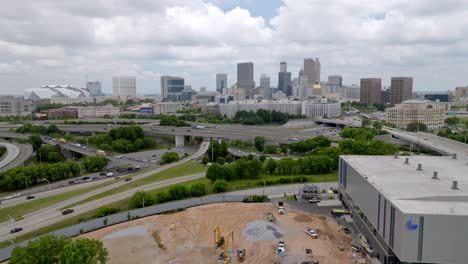 Atlanta,-Georgia-Skyline,-Verkehr-Und-Georgia-State-Capitol-Building-Mit-Drohnenvideo,-Weitwinkelaufnahme,-Die-Sich-Nach-Unten-Bewegt