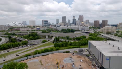 atlanta, el horizonte de georgia, el tráfico y el edificio del capitolio del estado de georgia con un video de avión no tripulado que se mueve hacia abajo