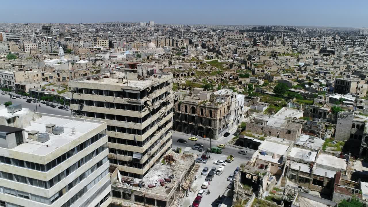 알레포 시 (aleppo city) 는 공중에서 볼 수 있는 모습으로, 건물들 사이에 있는 도로에서 차들을 볼 수 있다.