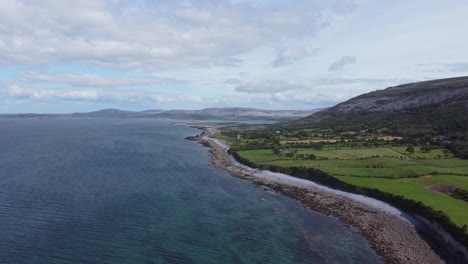 Mar-Azul-Profundo-Y-Tierra-Esmeralda,-Al-Oeste-De-Irlanda