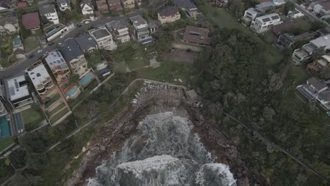 vista aérea de la bahía de gordon a lo largo del paseo costero con lujosas casas en el acantilado - sydney, nsw - tiro con drones