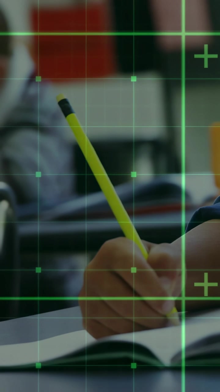 Video verticale: Ragazza che scrive su un quaderno scolastico con la punta di una matita gialla che tocca la pagina, con una griglia verde sovrapposta.