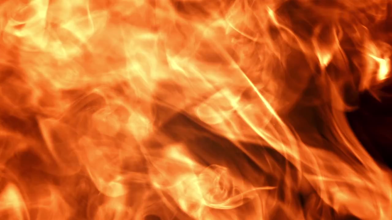 Fiamme dinamiche rosse e arancioni e fumo su sfondo nero