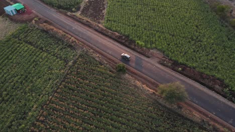 Drohne-Nach-Inova-Auto-Von-Oben-Im-Ländlichen-Dorf-Farm-Road-Filmisch-Im-Sonnenuntergang-Sonnenaufgang-Maharashtra-Indien-Osmanabad