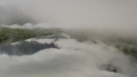 vista aérea del lago de la montaña brumosa