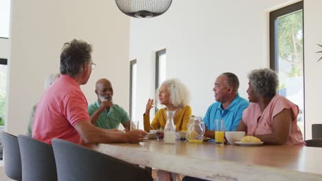 personas mayores felices y diversas desayunando en el hogar de ancianos