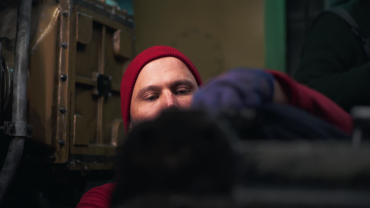 mecánico que trabaja en máquinas