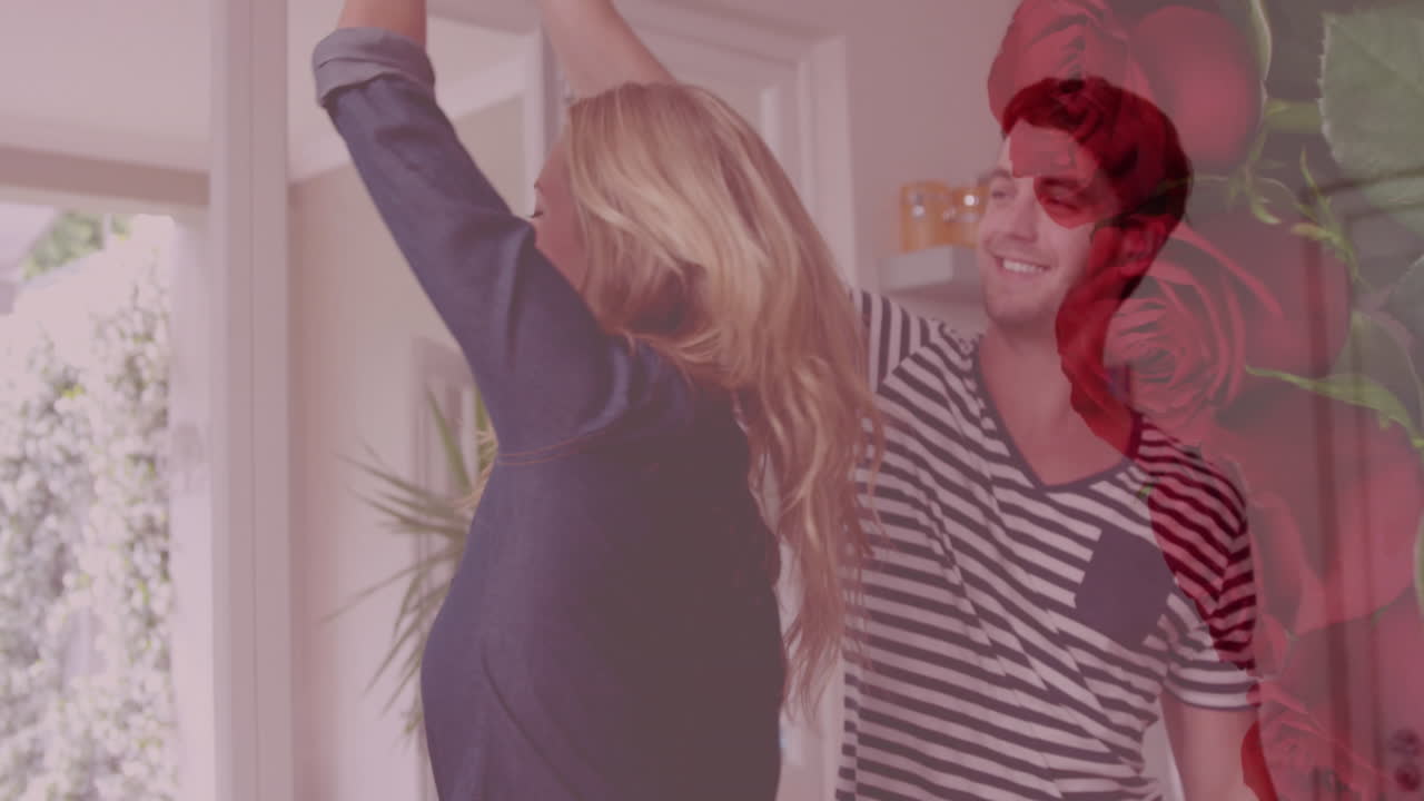 웃는 백인 커플이 춤추는  ⁇ 은 장미의 애니메이션