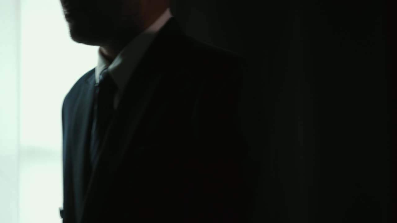 el hombre de negocios confiado ajustó el traje azul clásico con corbata terminó de vestirse y salió de la habitación. hombre guapo con un buen traje el día de la boda.