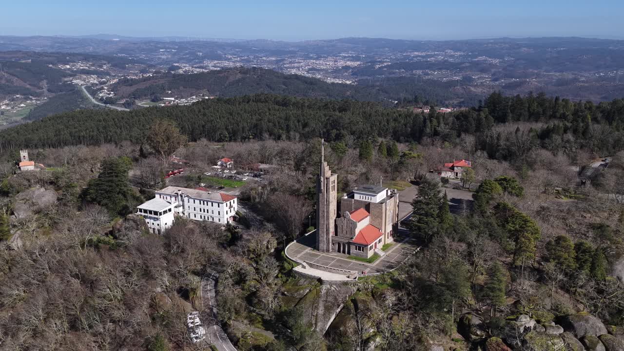 Ripresa drone grandangolare della chiesa del Santuario di Penha a Guimarães, la capitale europea della città verde. Drone in orbita.