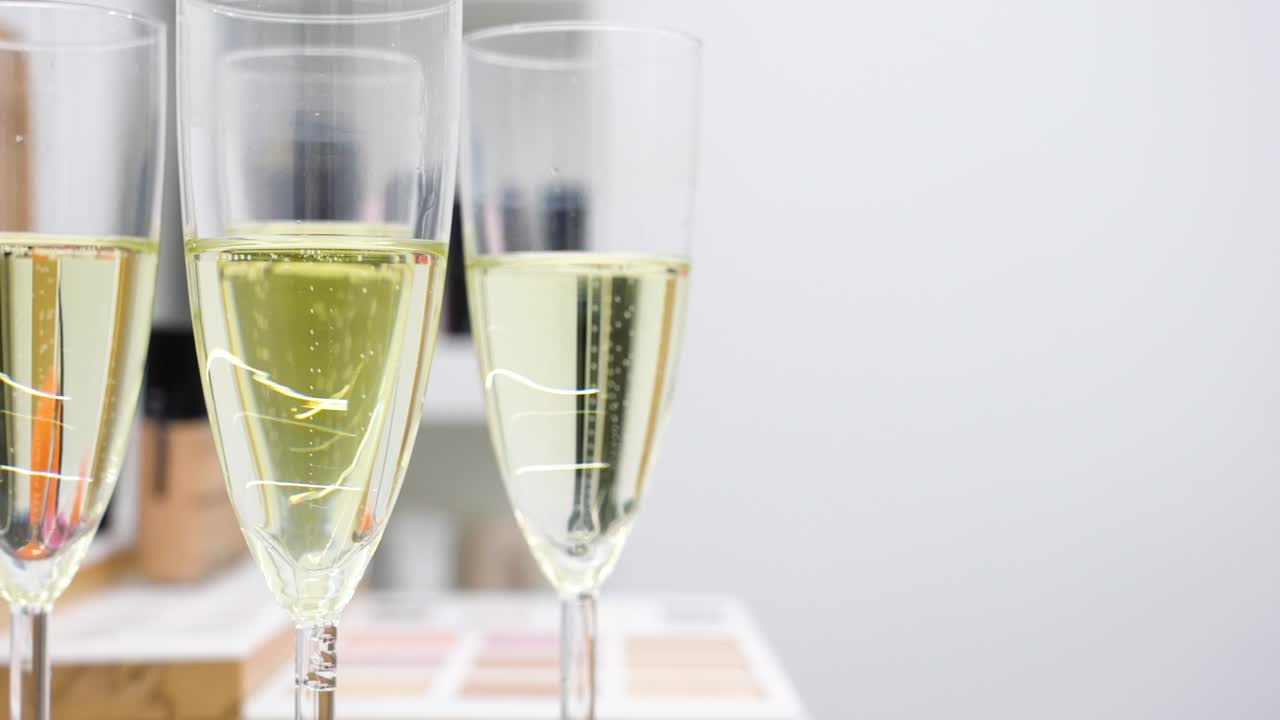 Champagne in bicchieri - Inquadratura fissa, slow motion