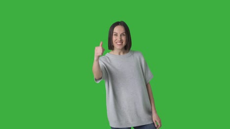 mujer feliz haciendo gestos de pulgares hacia arriba