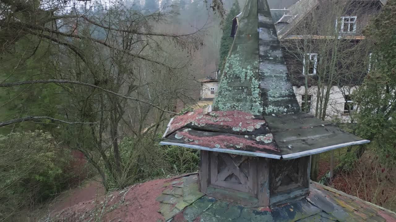 Un drone rivela un complesso termale abbandonato all'interno di una foresta desolata