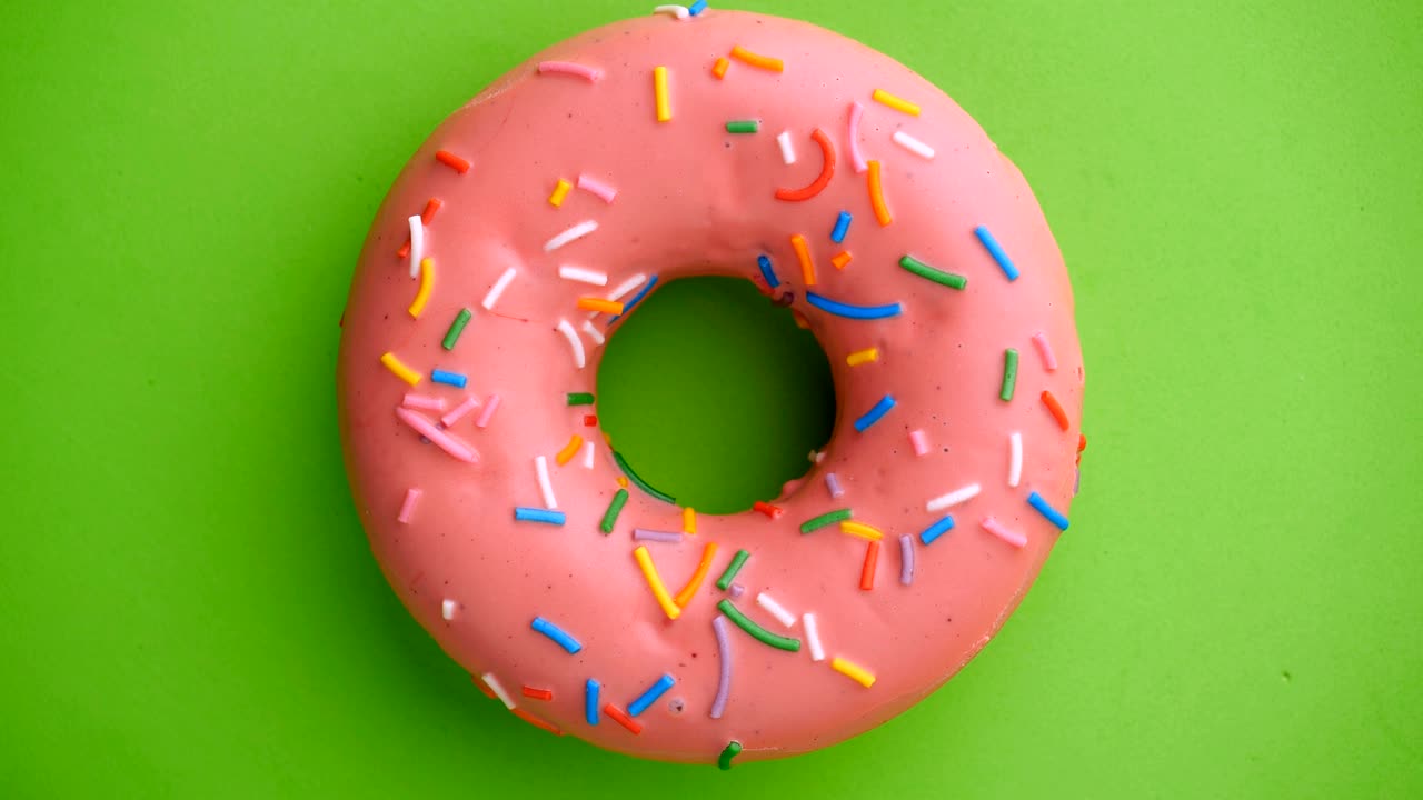 el donut glazado de primer plano.