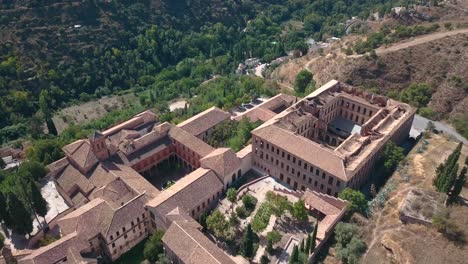 Vista-Aérea-De-Un-Gran-Monasterio