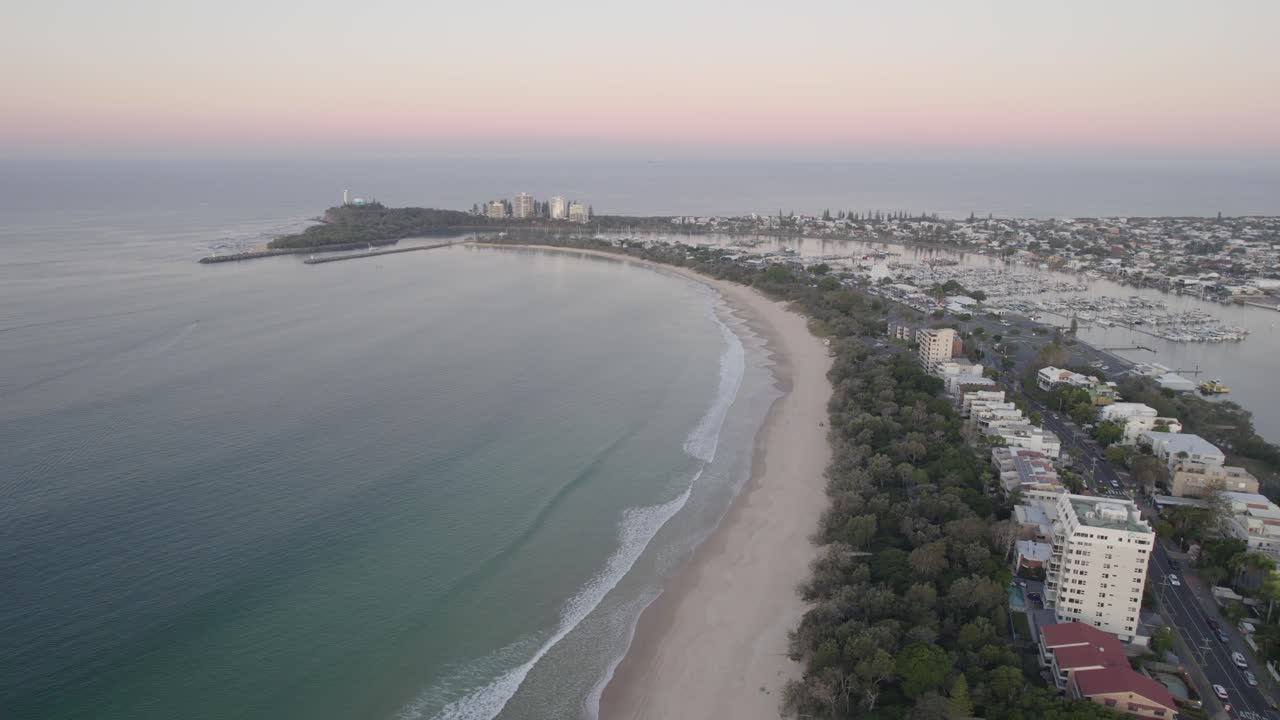 puesta de sol sobre la playa de mooloolaba con vista a la marina en el río mooloolah en queensland, australia