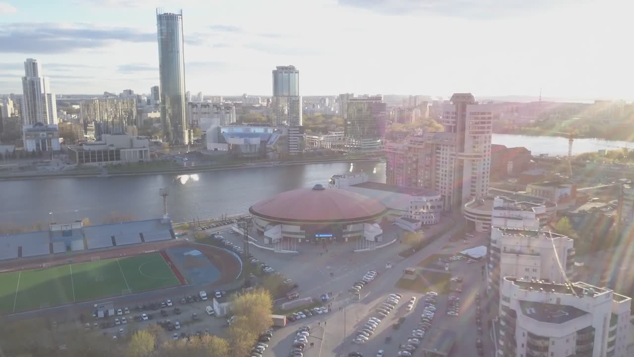 Paesaggio urbano con stadio e arena sportiva